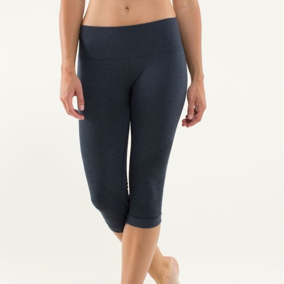 Lululemon In The Flow Capri Womens 4 charcoal Moisture Wick Seamless Fitted Crop - Picture 2 of 9